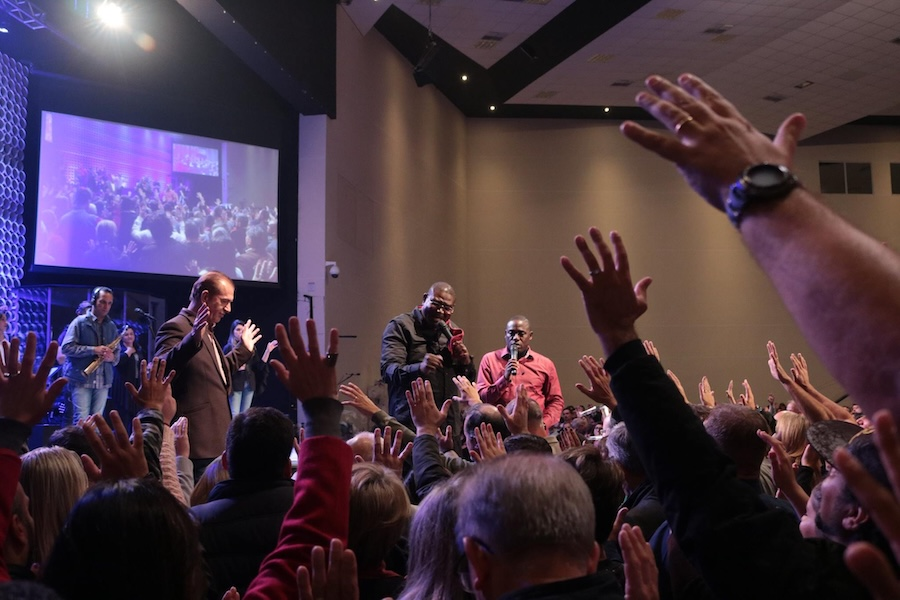 Celebração religiosa com fiéis e lideranças reunidas